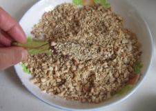 欢乐棒 ,再放入花生和芝麻碎中打个滚, 均匀的粘上