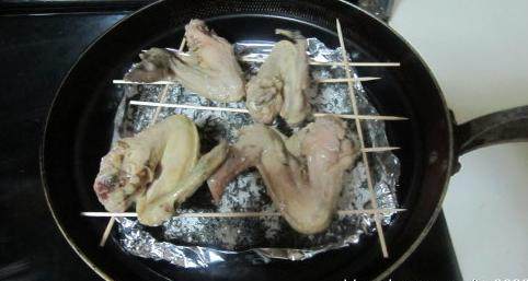 茶香熏鸡翅,再在上面搭好架子,放上鸡翅