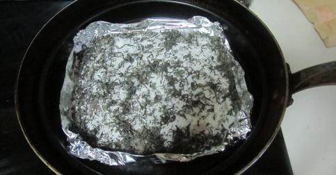 茶香熏鸡翅,在平底锅中放入锡箔小纸盒, 在纸盒中加入两勺糖和一勺<a style='color:red;display:inline-block;' href='/shicai/ 912'>茶叶</a>