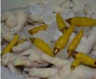 泡椒凤爪,加入醋，冰糖，泡椒，凉白开水