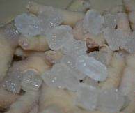 泡椒凤爪,把捞出来的鸡爪放到冰水里浸泡，再把水倒掉