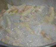 泡椒凤爪,鸡爪加葱姜蒜，八角花椒泡的<a style='color:red;display:inline-block;' href='/shicai/ 718'>料酒</a>，一起炖煮约15分钟关火