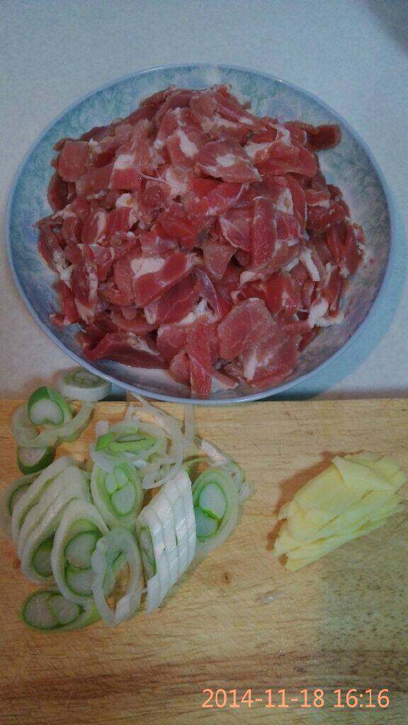 籽盐羊肉片,<a style='color:red;display:inline-block;' href='/shicai/ 329'>羊肉</a>洗净，在冰箱冻2小时，拿出比较容易切，<a style='color:red;display:inline-block;' href='/shicai/ 329'>羊肉</a>切片，<a style='color:red;display:inline-block;' href='/shicai/ 3250'>葱</a>切<a style='color:red;display:inline-block;' href='/shicai/ 3250'>葱</a>花，<a style='color:red;display:inline-block;' href='/shicai/ 37'>姜</a>切丝