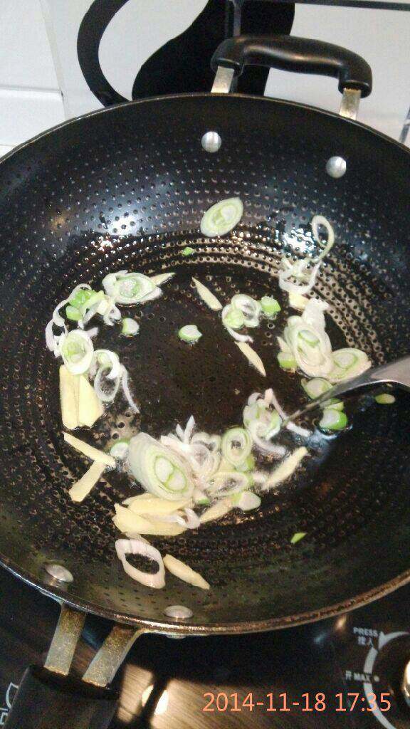 籽盐羊肉片,锅中放油，油热加入葱花，姜丝爆香