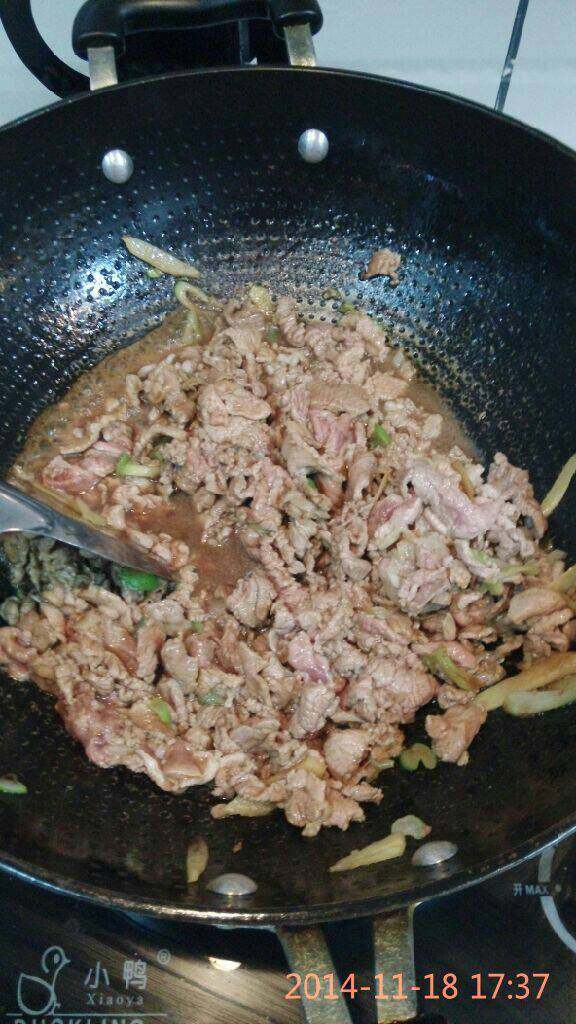 籽盐羊肉片,加入羊肉翻炒，再加入<a style='color:red;display:inline-block;' href='/shicai/ 718'>料酒</a>，<a style='color:red;display:inline-block;' href='/shicai/ 692'>酱油</a>，<a style='color:red;display:inline-block;' href='/shicai/ 762'>老抽</a>，翻炒这时出了很多汤，把汤倒掉