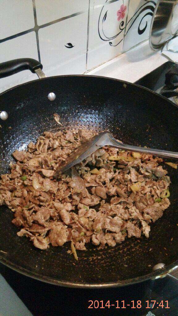 籽盐羊肉片,加盐继续翻炒，至没有汤出现，这时羊肉熟了加籽盐，翻炒几下出锅（喜欢吃辣的也可以加一些辣椒面）