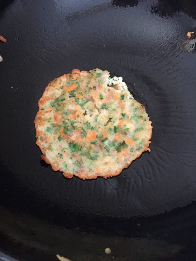 煎饼,锅里放油,舀一大勺面糊小火煎至双面金黄就熟了。