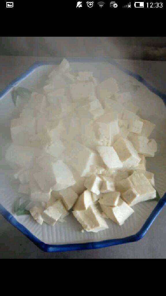 烫豆腐,捞出来的豆腐控一下水，差不多就可以放到盘子里