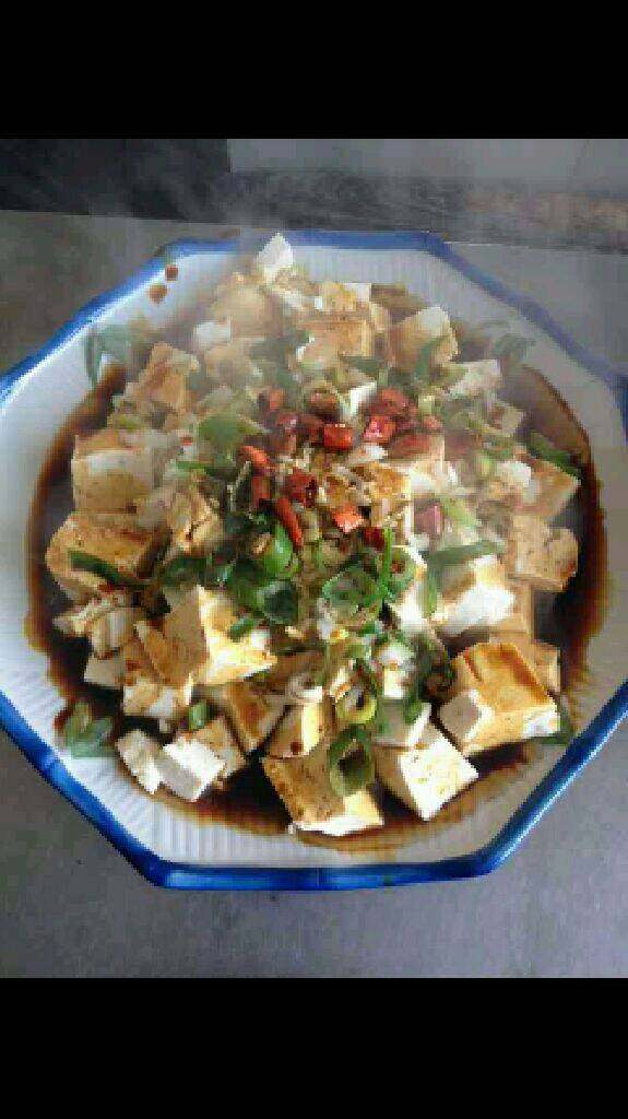 烫豆腐,最后浇上<a style='color:red;display:inline-block;' href='/shicai/ 692'>酱油</a>就完成了