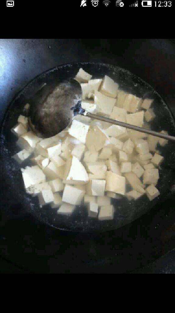 烫豆腐,然后锅里加水放点盐，把切好的豆腐放进去煮一下。