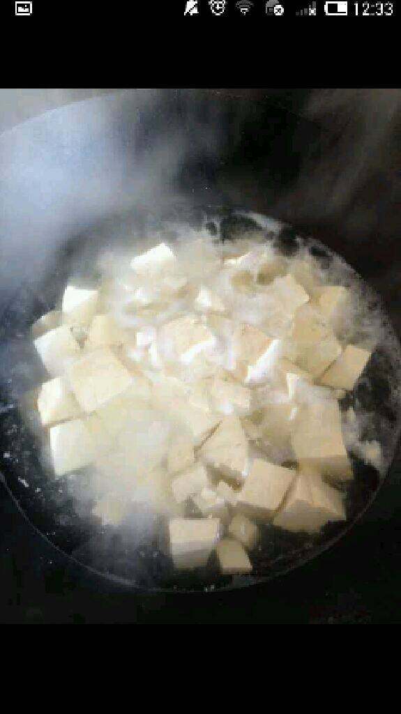 烫豆腐,水开了，再煮一下下差不多就可以捞起来。