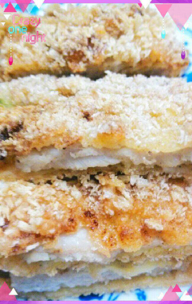 美味炸猪排,锅里倒油，油热后把猪排放油锅里煎，直到煎至两面金黄就可以了，沾上番茄酱非常好吃哦