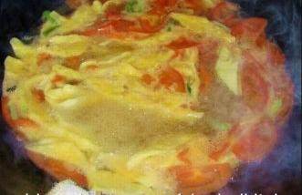 ,将西红柿入油锅加入<a style='color:red;display:inline-block;' href='/shicai/ 718'>料酒</a>，清水、盐、<a style='color:red;display:inline-block;' href='/shicai/ 756'>鸡精</a>煮开