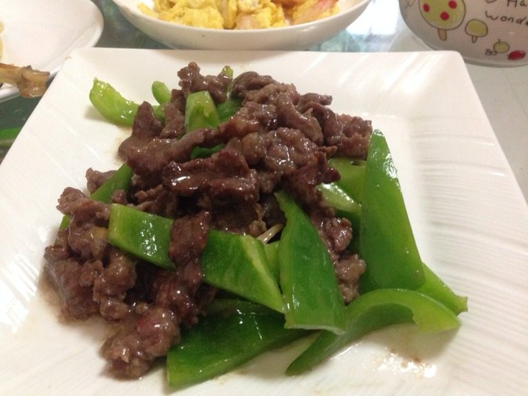 圆椒炒牛肉,熱鍋下油爆炒牛肉、蒜粒。盛起。用余油炒熟圓椒，加適量的鹽，關火，再把炒熟的牛肉倒入，炒勻即可