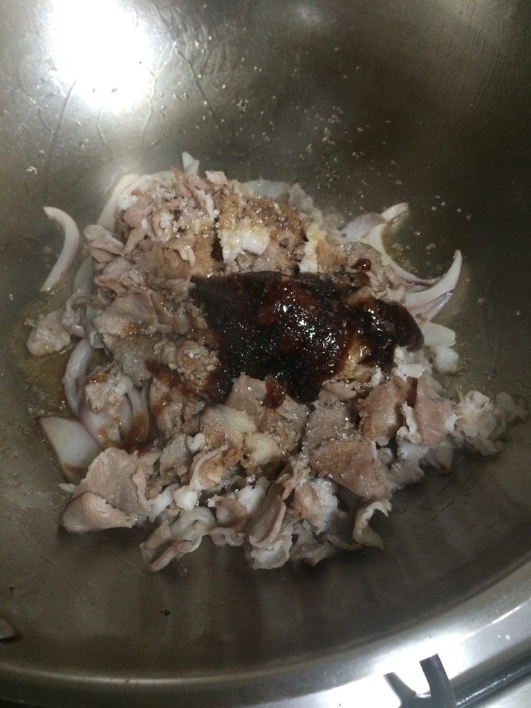 洋葱炒肥羊,如图等洋葱炒出香味、基本呈透明色，将肥羊倒入锅中，洋葱垫在下面，此时加入一大勺<a style='color:red;display:inline-block;' href='/shicai/ 788'>生抽</a>、一大勺<a style='color:red;display:inline-block;' href='/shicai/ 721'>蚝油</a>、一小勺<a style='color:red;display:inline-block;' href='/shicai/ 3729'>白糖</a>，然后不停翻炒；