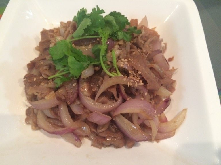 洋葱炒肥羊,如图继续不断翻炒，待调料全部渗透进食材中就可以起锅了，洒上<a style='color:red;display:inline-block;' href='/shicai/ 141911'>熟白芝麻</a>、<a style='color:red;display:inline-block;' href='/shicai/ 131'>香菜</a>点缀就OK啦！