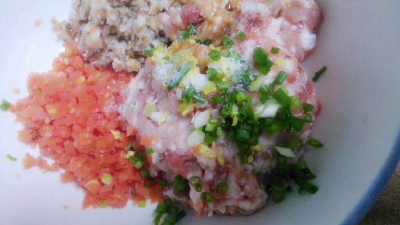 肉末酿豆腐,<a style='color:red;display:inline-block;' href='/shicai/ 442'>肉末</a>加入少许料酒鸡蛋清和淀粉盐以及葱末姜末一起搅拌均匀成为肉馅备用。
可以切少许香菇末和胡萝卜末一起做成肉馅,味道更佳!