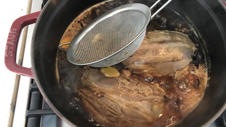 酱牛肉,观察有没有浮游物,其实之前用水浸泡过就没有浮游物的了