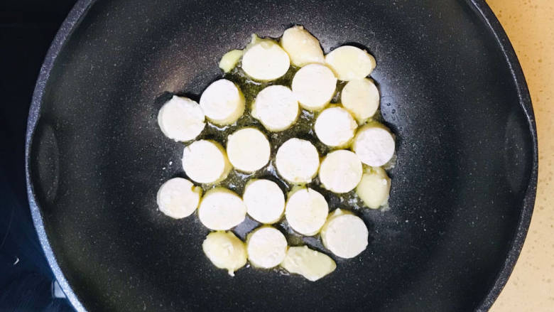 椒盐日本豆腐,起油锅,将已经裹满淀粉的日本豆腐,整齐摆放在锅里