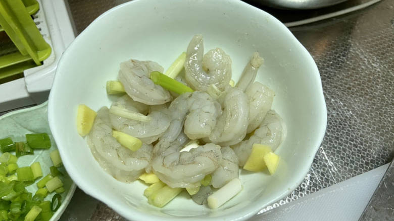 鲜虾蔬菜饼➕鲜虾洋葱胡萝卜玉米小饼,虾仁加上姜片葱段,少许料酒,少许胡椒粉,腌制10分钟