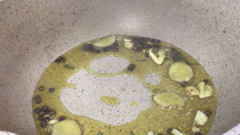 荷兰豆藕片,放入葱姜蒜,炒香