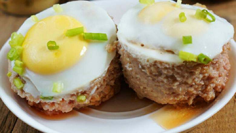 肉饼蒸蛋,打入3枚<a style='color:red;display:inline-block;' href='/shicai/ 9'>鸡蛋</a>，其中一枚居然是双黄，放入蒸锅，大火上汽，转中火，蒸20分钟，出锅后撒葱花即可。