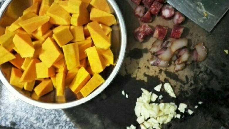 美味腊味蒸南瓜,<a style='color:red;display:inline-block;' href='/shicai/ 53'>南瓜</a>、<a style='color:red;display:inline-block;' href='/shicai/ 4536'>腊肠</a>切丁，<a style='color:red;display:inline-block;' href='/shicai/ 436'>腊肉</a>切薄片，剁一些蒜蓉