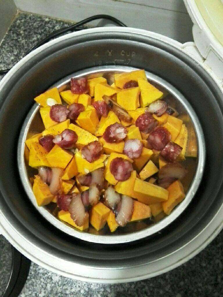 美味腊味蒸南瓜,南瓜撒上<a style='color:red;display:inline-block;' href='/shicai/ 10588'>糖</a>、盐、<a style='color:red;display:inline-block;' href='/shicai/ 134340'>黑胡椒粉</a>、蒜蓉、<a style='color:red;display:inline-block;' href='/shicai/ 847'>香油</a>，拌匀，铺上腊肠、腊肉