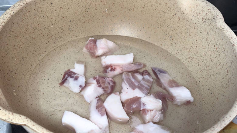 茭白茄子焖肉,起锅烧水,放入五花肉煮沸后捞出备用
