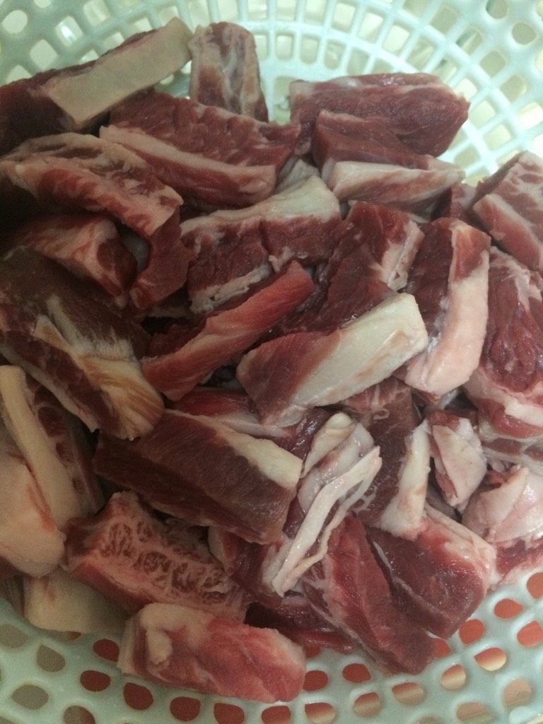 秘制烤牛肉,如图将<a style='color:red;display:inline-block;' href='/shicai/ 11303'>牛肋排</a>肉切成一厘米左右厚度的片状,冲洗干净、沥干水分;
