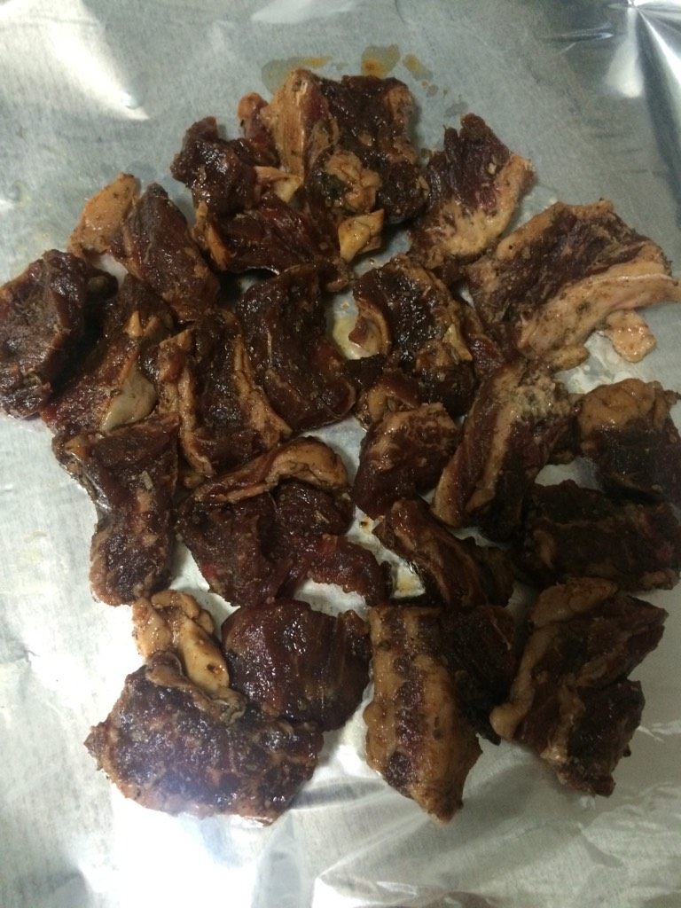 秘制烤牛肉,如图将腌制好的牛肉平铺在锡纸上;