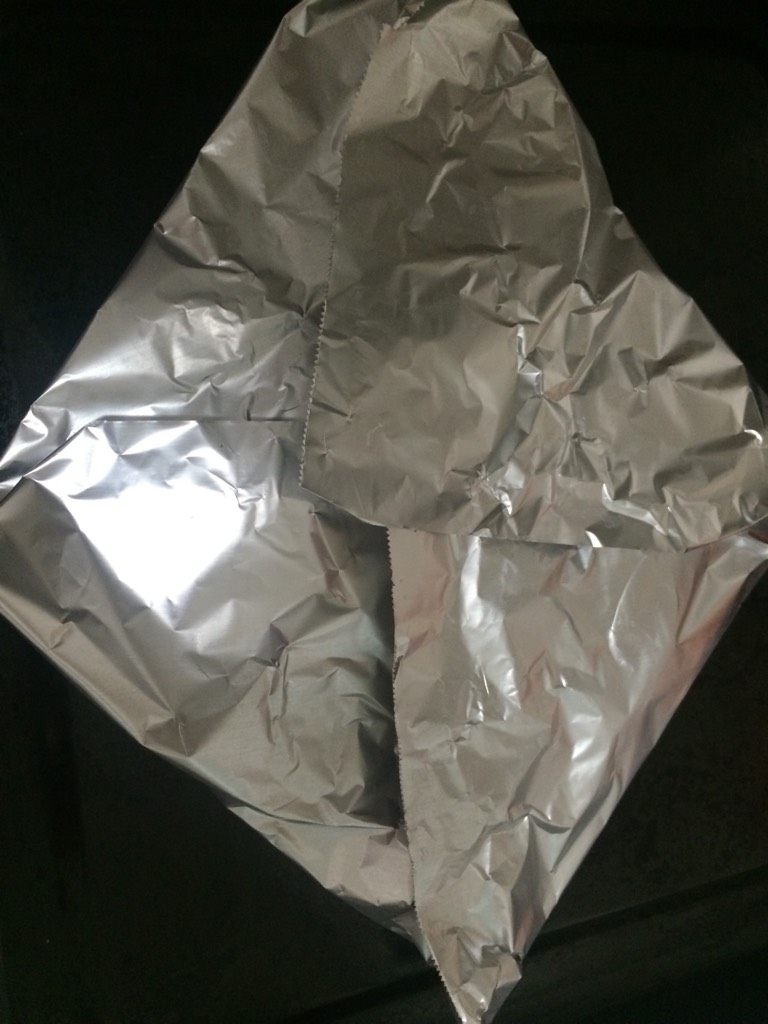 秘制烤牛肉,如图将锡纸4个角折起来,牛肉完全被包住就可以送进烤箱,220度上下火,10分钟后取出翻一面;