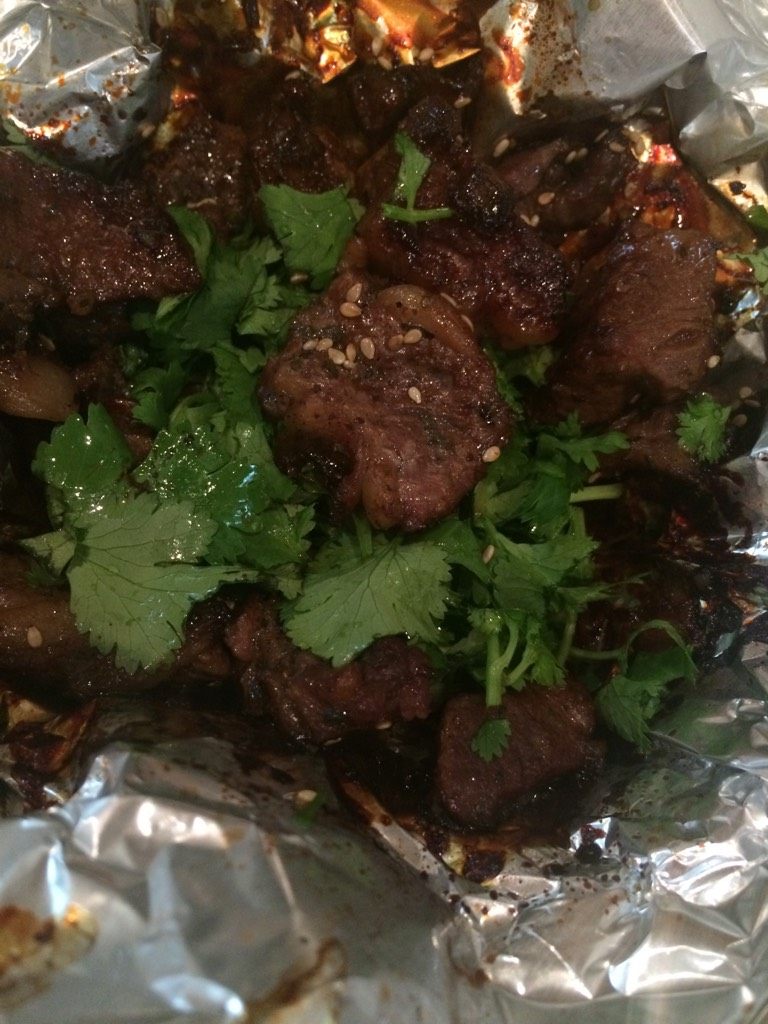 秘制烤牛肉,如图翻好面再用同样的温度烤10分钟，取出后洒上<a style='color:red;display:inline-block;' href='/shicai/ 141911'>熟白芝麻</a>、<a style='color:red;display:inline-block;' href='/shicai/ 131'>香菜</a>就可以了。