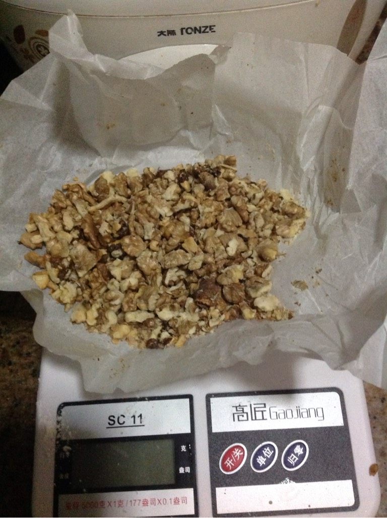 核桃红糖枣泥蛋糕,准备好核桃仁,我是在烤箱里箱出它的香味,也不要烤太过哦,然,敲成小块备用