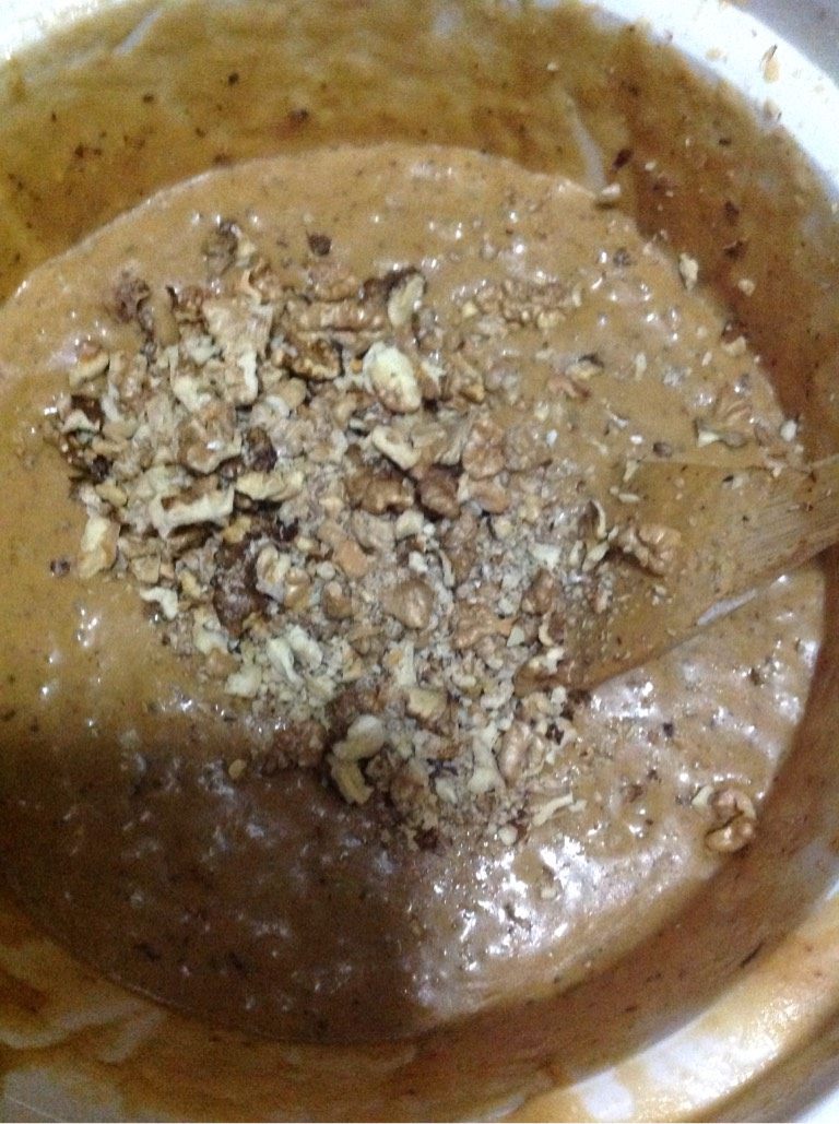 核桃红糖枣泥蛋糕,再把拌好的蛋糊枣泥加入其它蛋糊中,上下搅拌均匀,放入准备好的核桃粒上下搅拌均匀(不要转圈搅拌会消泡)
