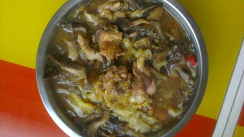 鸡肉炖粉条蘑菇,盛盘即可