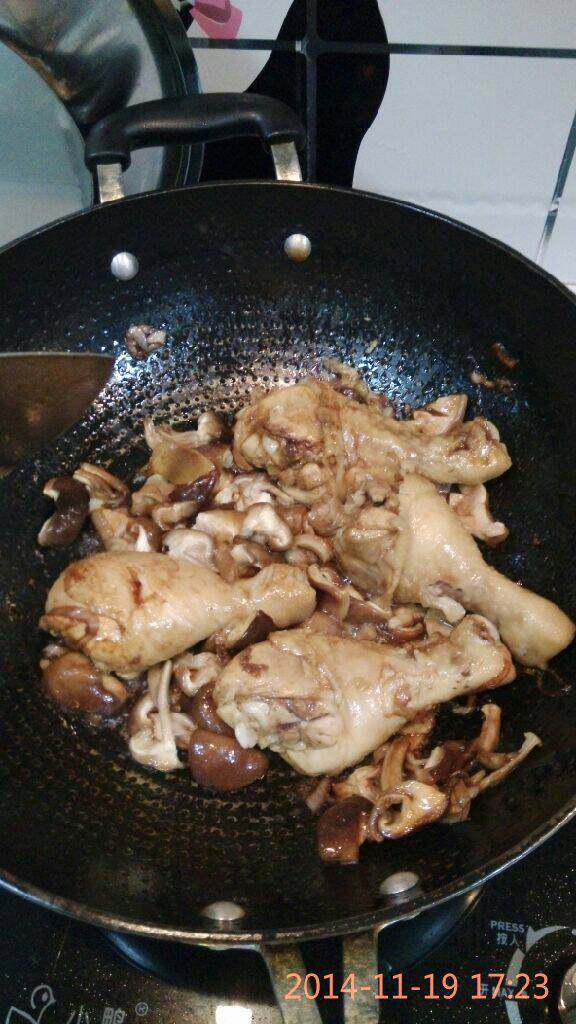 香菇炖鸡腿,加入香菇继续翻炒均匀