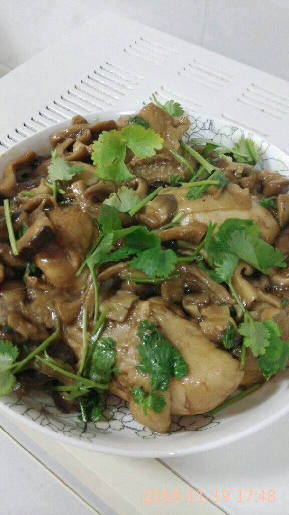 香菇炖鸡腿,关火放香菜翻炒均匀装盘即可