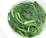 秋波炸酱面,<a style='color:red;display:inline-block;' href='/shicai/ 117'>菠菜</a>快速焯水后放入冷水盆中冲冷水，捞出备用；<a style='color:red;display:inline-block;' href='/shicai/ 3440'>小西红柿</a>对半切两刀