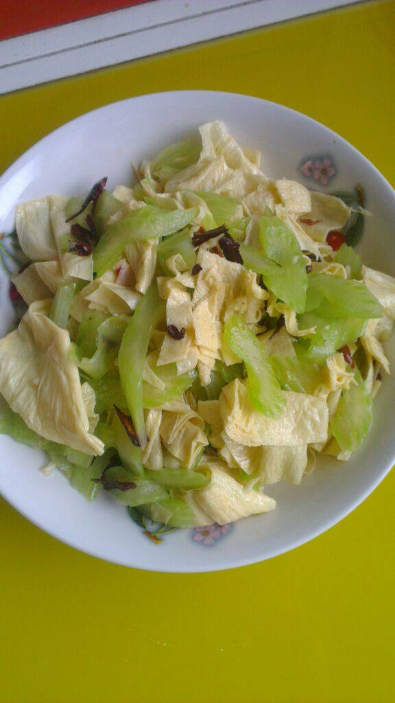 芹菜拌腐竹