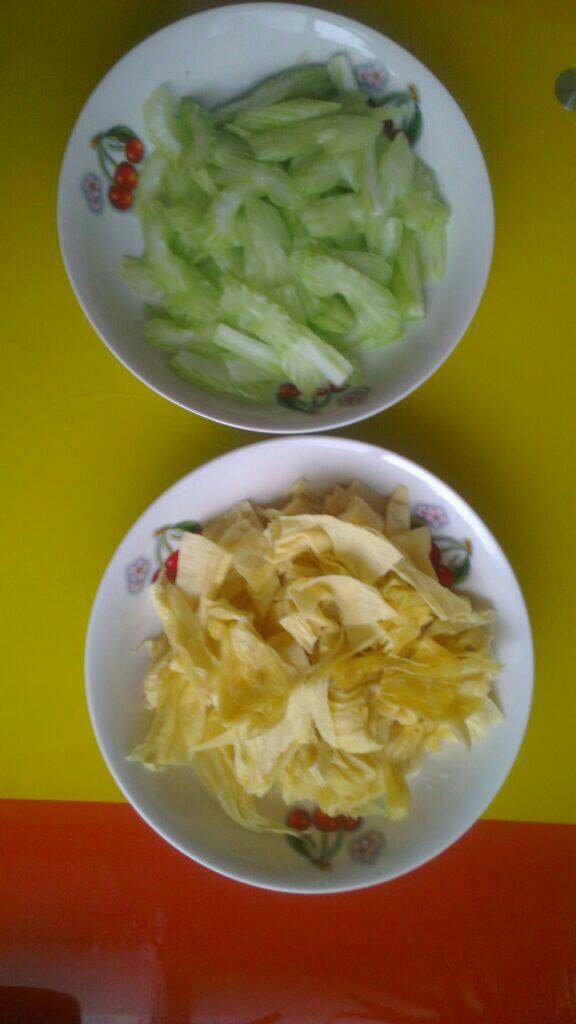 芹菜拌腐竹,将<a style='color:red;display:inline-block;' href='/shicai/ 125'>芹菜</a>削皮洗净切片儿，<a style='color:red;display:inline-block;' href='/shicai/ 468'>腐竹</a>切段儿，蒜拍扁切粒儿，<a style='color:red;display:inline-block;' href='/shicai/ 86663'>红辣椒</a>切段儿！