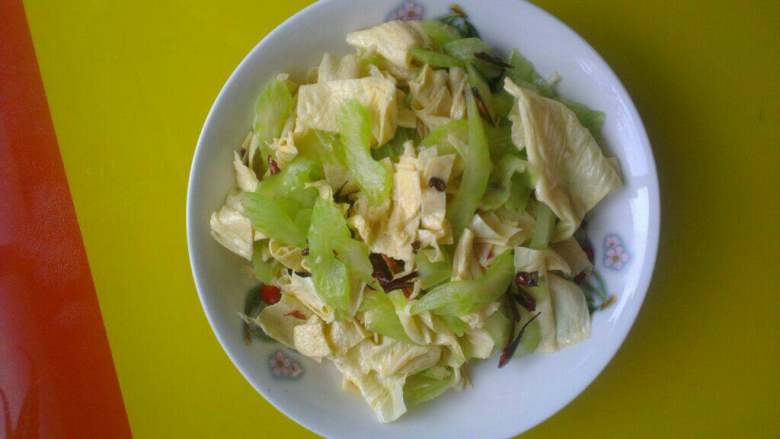 芹菜拌腐竹,然后捞出用凉水过凉，倒入盘中！加盐，<a style='color:red;display:inline-block;' href='/shicai/ 756'>鸡精</a>，蒜末，调味儿；锅中放油，油热后放入备好的辣椒段儿做辣椒油，倒入菜盘中最后加几滴<a style='color:red;display:inline-block;' href='/shicai/ 847'>香油</a>搅拌即可！