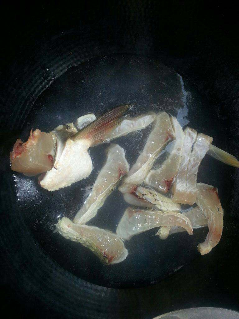 清水鲩鱼腩,倒下鱼下锅煮至水烧开了鱼就好了即捞出沥干水份装在碟上。（切2Cm薄就可以了、太厚要煮久点、太薄容易碎）根据自己吃法决定切几薄几厚。