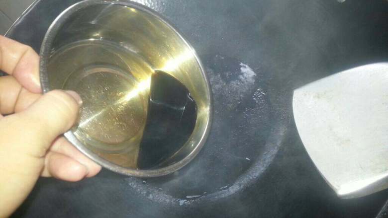 清水鲩鱼腩,然后把锅水倒了、烧红锅加入1点油、再倒铁锅中的酱油黄糖下锅、与2小勺水