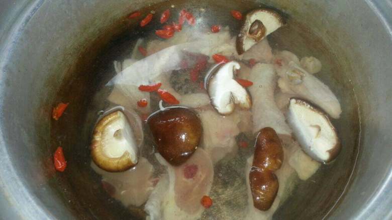 山药老鸡汤,锅子加适量水加入全部材料、除了<a style='color:red;display:inline-block;' href='/shicai/ 28'>山药</a>、加盖大火烧开。