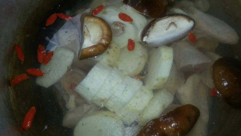 山药老鸡汤,锅里水烧开后、打开盖放入山药、合上盖继续烧开、烧开后转中火煲1个半小时即可。时间过后再次打开盖子放上少量盐试味即可盛出