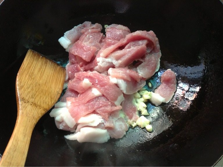 芹香豆腐,如图再把肉翻炒