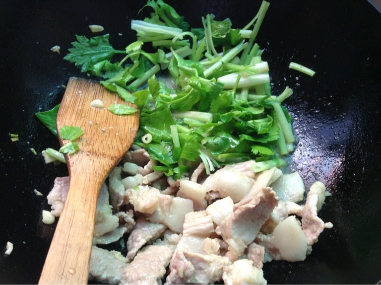 芹香豆腐,如图肉炒变色时下芹菜翻炒两下
