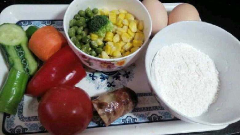 自制【披萨】,准备好的材料,玉米跟青豆没有用上。
