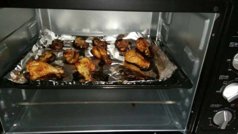 烤奥尔良烤翅,1.按需求将鸡翅放烤料和<a style='color:red;display:inline-block;' href='/shicai/ 156925'>水</a>一起搅拌2.然后放进冰箱保险层过夜或者8个小时。3.烤箱打到230℃，上下层预热10分钟 .4.放进烤箱烤15分钟，再将鸡翅翻过来烤5分钟即可。